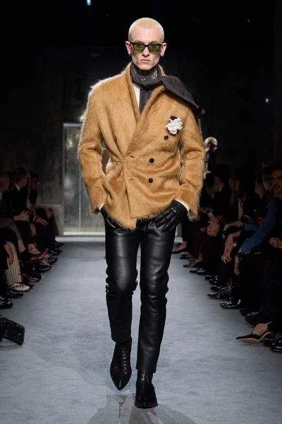 Look 16
